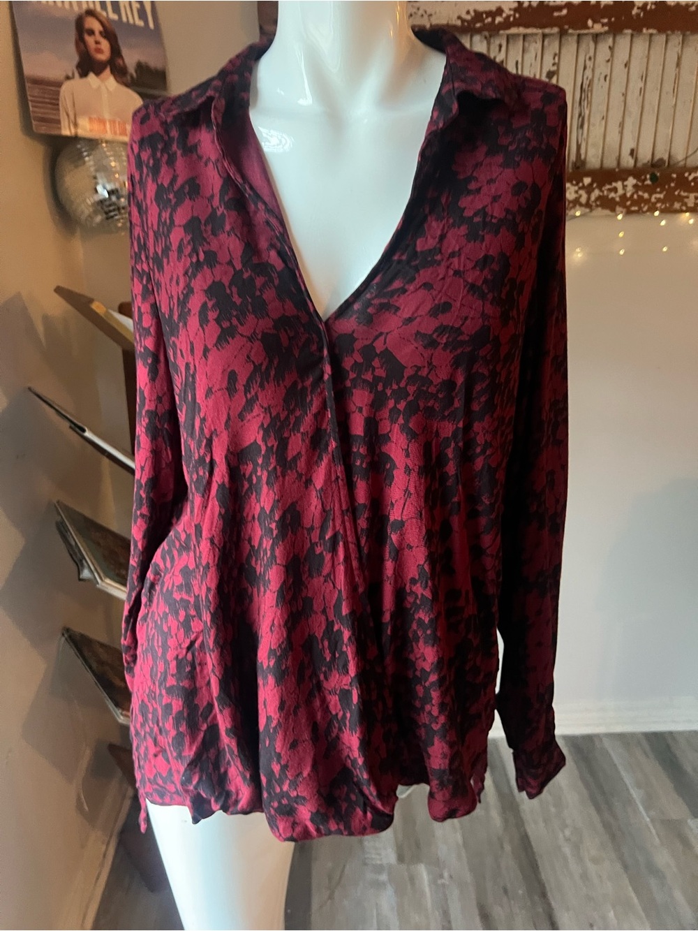 Rock & Republic Burgundy Black Floral V-Neck Blouse Size Large